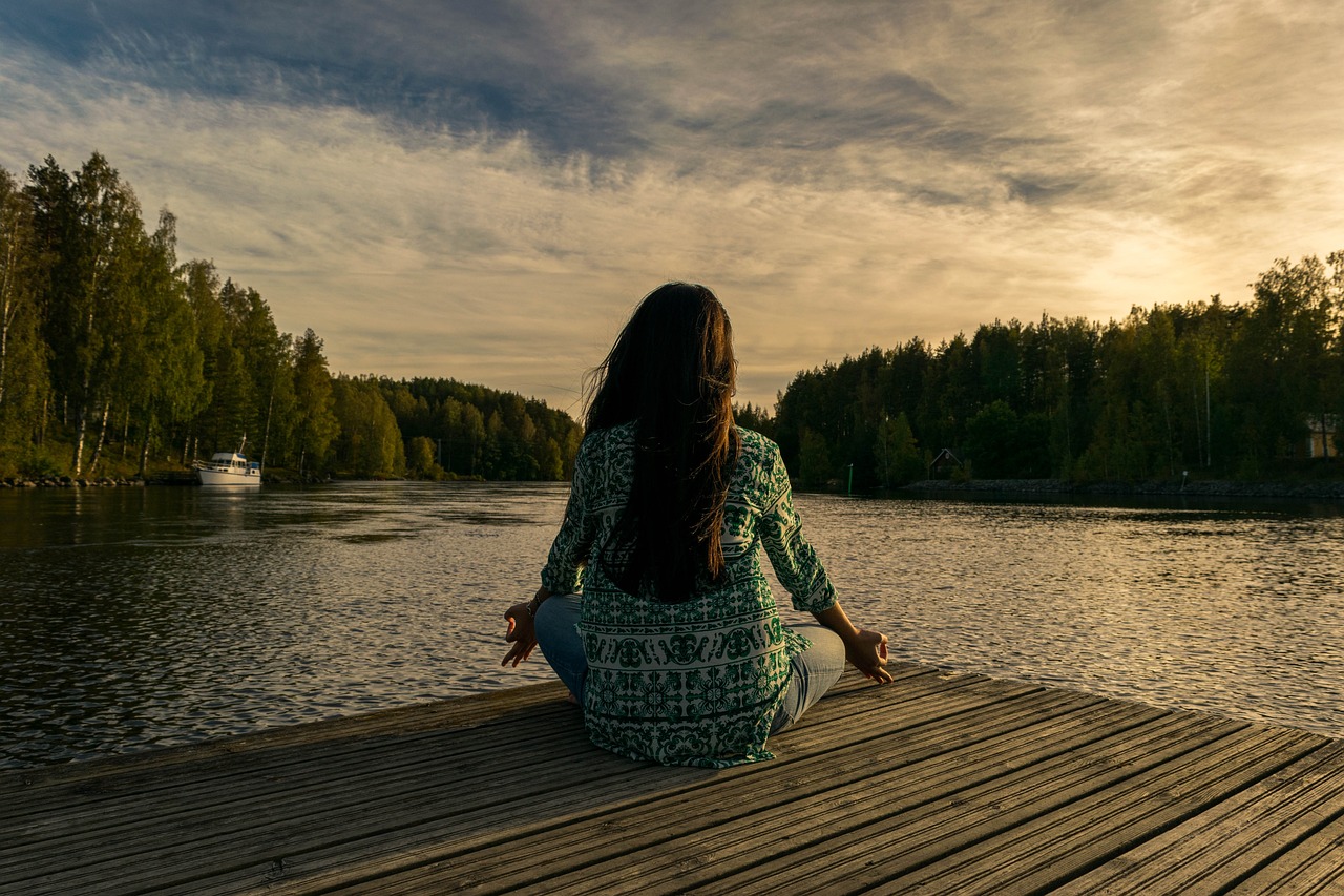 femme faisant du yoga