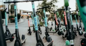 Les accidents en trottinette &eacute;lectrique sont de plus en plus fr&eacute;quents et peuvent entra&icirc;ner des blessures graves, similaires aux accidents en moto ou en v&eacute;lo. Les chercheurs ont d&eacute;couvert que le port du casque est souvent n&eacute;glig&eacute; par les utilisateurs, [&hellip;]